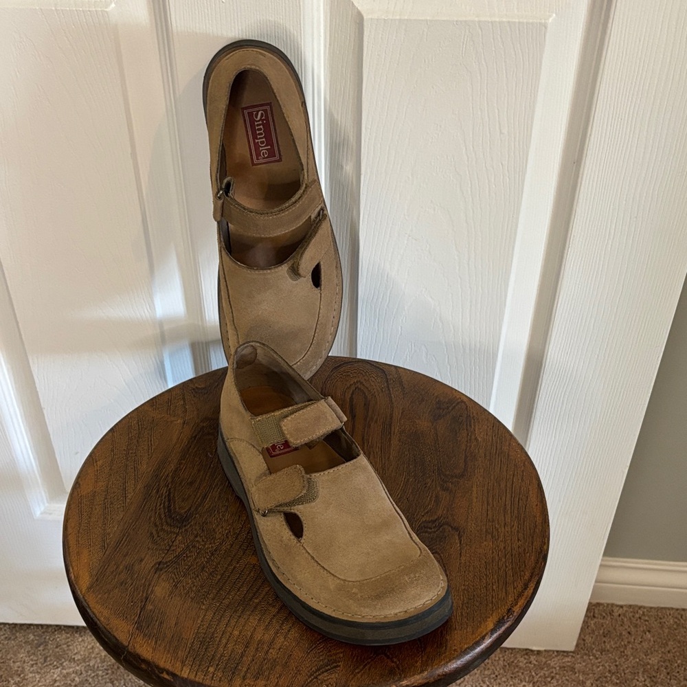 Simple Women’s Tan Shoes